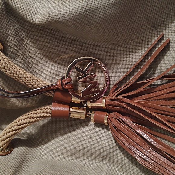 Cute MK purse - Picture 4 of 4